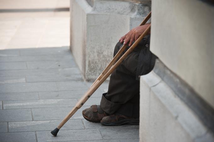 Tako pri nas kot tudi drugod po svetu se z vedno daljšo pričakovano življenjsko dobo povečuje delež starejših, tudi takšnih, ki zaradi zdravstvenih težav ali zmanjšanih fizičnih in kognitivnih zmogljivosti ne morejo živeti samostojno. | Foto: Bor Slana