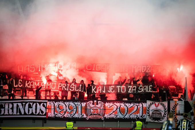 Navijači Mure so na zadnjem prekmursko-štajerskem derbiju v Fazaneriji pozdravili domačo zmago (3:1).  | Foto: Blaž Weindorfer/Sportida