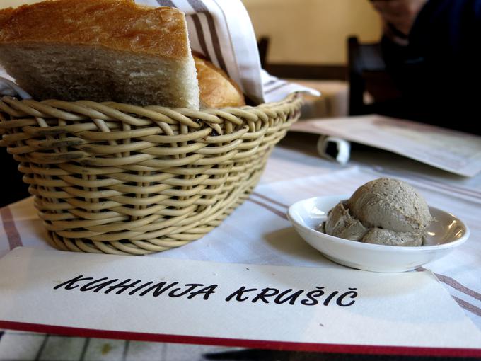 Jedilni list na mizo prispe skupaj z uvodno žrebičkovo jetrno pašteto. | Foto: Miha First