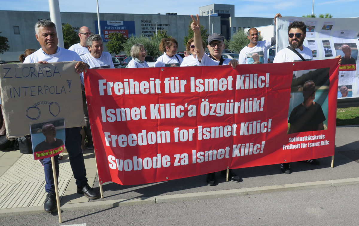 Ismet Kilic protest | 4. oktobra se je pred koprskim zaporom v podporo Ismetu Kilicu zbrala skupina protestnikov. | Foto STA