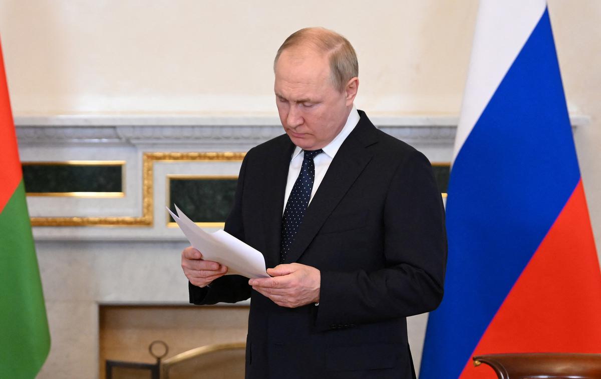 Vladimir Putin | Ruski predsednik Vladimir Putin je danes prispel v Teheran, kjer se je najprej sestal z iranskim predsednikom Ebrahimom Raisijem. Sledilo bo srečanje z vrhovnim voditeljem ajatolo Alijem Hamenejem in s turškim predsednikom Recepom Tayyipom Erdoganom. Na dnevnem redu pogovorov pa bo poleg Sirije tudi vojna v Ukrajini in izvoz ukrajinskega žita. | Foto Reuters