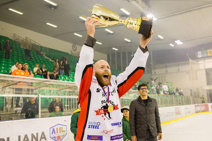 Andrej Tavželj je v zadnji sezoni z Jeseničani dvignil dva pokala - za pokalnega in državnega prvaka Slovenije. V prihodnji sezoni si želi poseči višje tudi v Alpski ligi, v kateri so železarji obstali v polfinalu. | Foto: Žiga Zupan/Sportida