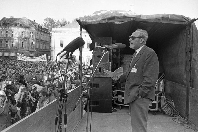 Tone Pavček bere Majniško deklaracijo | Pokojni literat Tone Pavček je 8. maja 1989 na Kongresnem trgu v Ljubljani prebral Majniško deklaracijo. | Foto Tone Stojko, hrani Muzej novejše zgodovine Slovenije