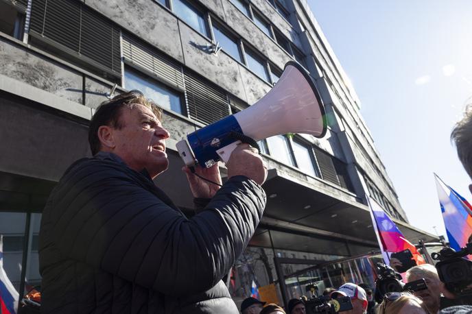 Protestni shod upokojencev, Inštitut 1. oktober in Glas upokojencev | Na Trgu republike v Ljubljani so se v petek popoldne na shodu desetič zbrali podporniki Inštituta 1. oktober in stranke Glas upokojencev in znova zahtevali dvig pokojnin. Pred uradnim protestnim shodom so se protestniki zbrali pred stavbo Televizije Slovenija in vanjo metali jajca. | Foto Bor Slana/STA