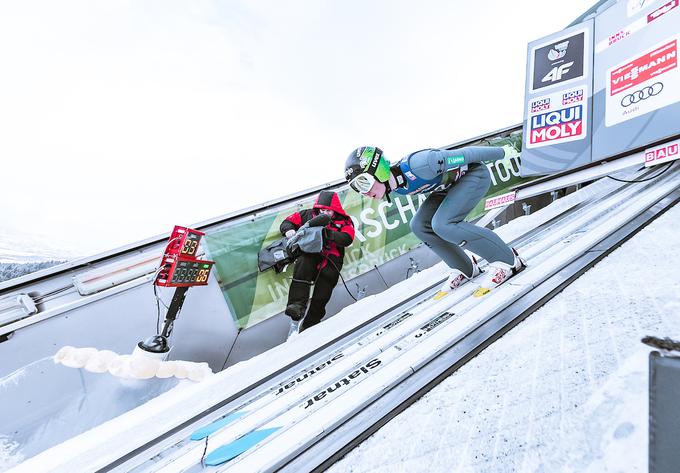 Anže Lanišek je prišel v Innsbruck kot rezerva in se takoj zavihtel na 12. mesto. | Foto: Sportida