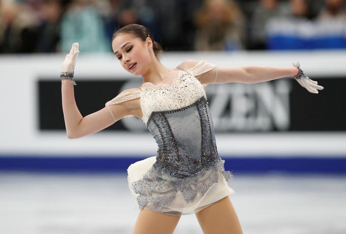 Po kratkem programu vodi branilka naslova Alina Zagitova. | Foto: Reuters