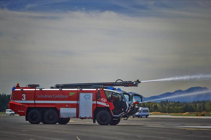 Specialno letališko gasilsko vozilo panther 6x6 HRET uglednega in enega izmed vodilnih svetovnih proizvajalcev tovrstne tehnike Rosenbauerja je v prvi vrsti namenjeno aktivnemu gašenju požarov na letališčih in letalih. Ta izjemen, več kot milijon evrov vreden stroj je tudi prvi steber požarne obrambe našega osrednjega letališča. | Foto: Rosenbauer