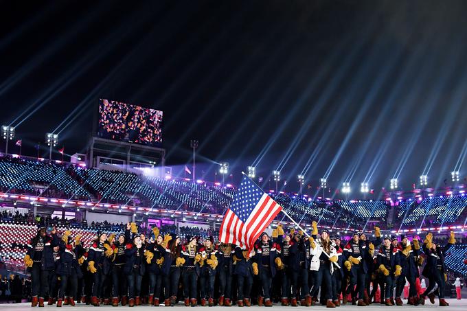 Ameriško zastavo je nosila Erin Hamlin, tekmovalka v sankanju. V igri je bil še temnopolti hitrostni drsalec Shani Davis, ki je težko sprejel odločitev, da zastavonošo odredi met kovanca. Davis je izgubil, nato pa se protestno ni udeležil svečane otvoritve. | Foto: Guliverimage/Getty Images