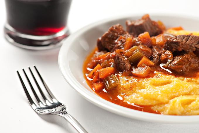 Golaž in polenta – popolna kombinacija v slovenski tradiciji. | Foto: 