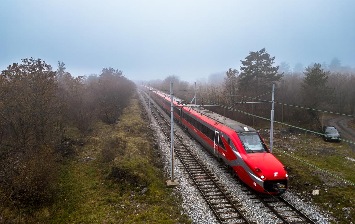 Frecciarossa v Sloveniji | Frecciarossa na poti z Opčin proti Sežani med testiranjem železniške povezave z Ljubljano | Foto Bojan Dremelj