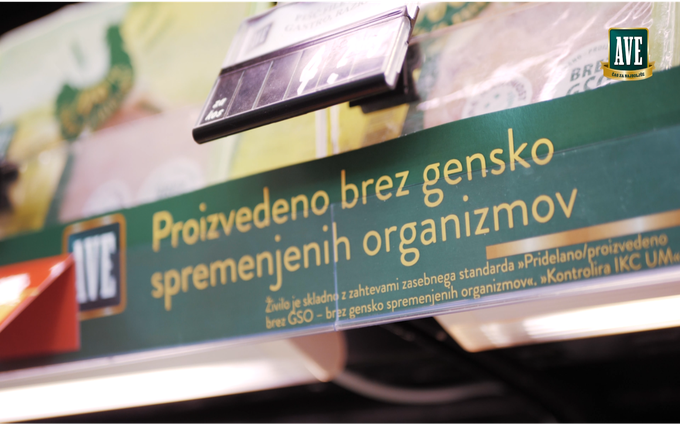 Piščanec AVE je edini piščanec v Sloveniji, ki se hrani z lokalno pridelano krmo brez GSO. Na Panvitinem piščančjem mesu, ki ga prodajajo pod blagovno znamko AVE, kot tudi drugje, je tako po novem jasno razvidna označba Pridelano/proizvedeno brez GSO. Za vse piščančje proizvode lahko pri Panviti zagotovijo, da se živali hranijo brez gensko spremenjenih sestavin. Krma vsebuje samo surovine na rastlinski osnovi, ki ne izvirajo iz genskega inženiringa. | Foto: 