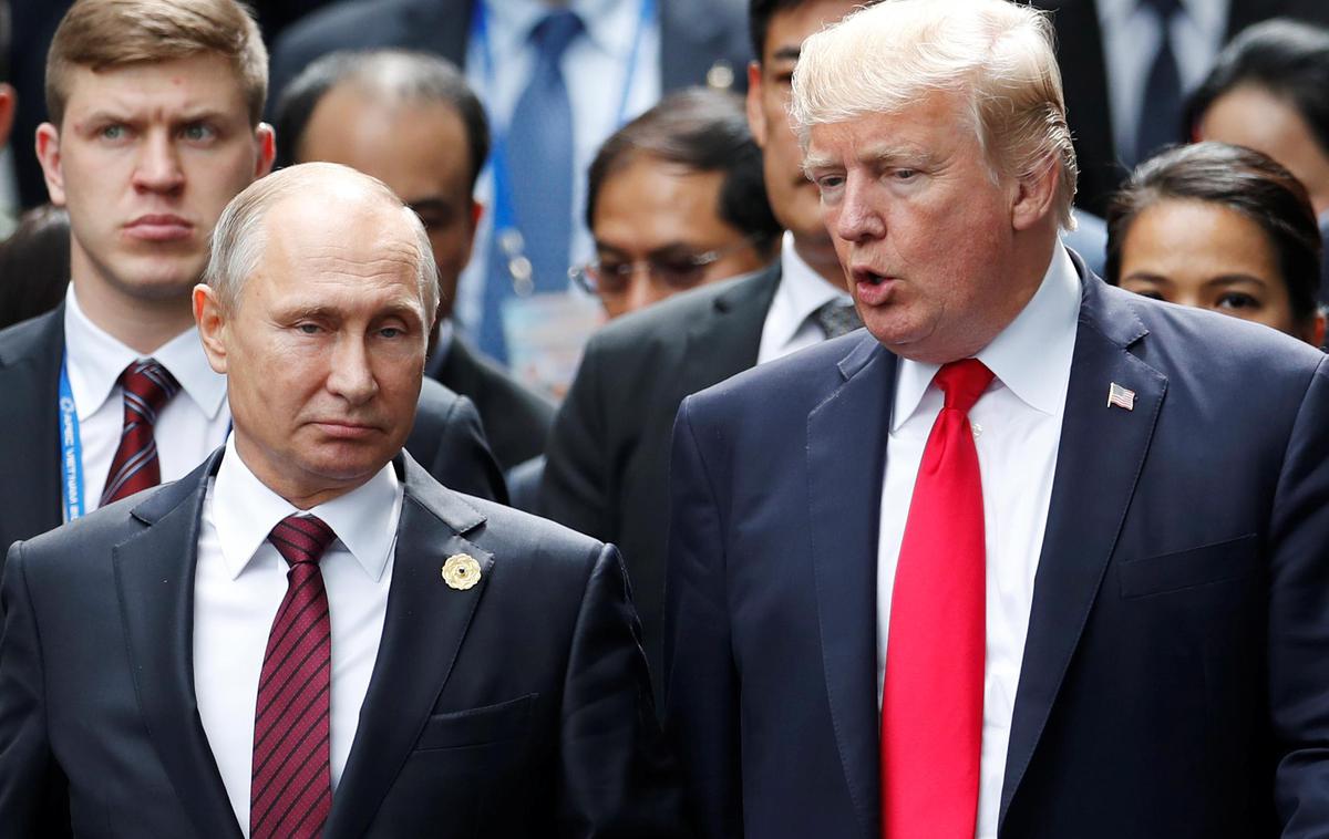 Donald Trump, Vladimir Putin | Pretekli teden sta se Donald Trump in Vladimir Putin po telefonu dogovorila o začetku pogovorov o koncu vojne v Ukrajini. Ta torek se bodo pogovori med ameriškimi in ruskimi predstavniki začeli v Savdski Arabiji. V tej državi naj bi se Trump in Putin tudi osebno srečala. | Foto Reuters