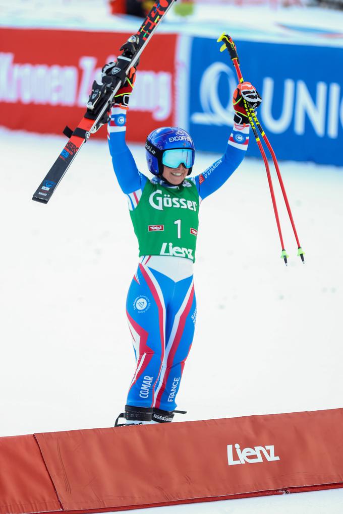 Tessa Worley je nastopila s številko 1 in osvojila prvo mesto, podobna "usoda" pa je doletela tudi najboljšo Slovenko, saj je Meta Hrovat s številko 10 na koncu zasedla prav deseto mesto. | Foto: Guliverimage/Vladimir Fedorenko