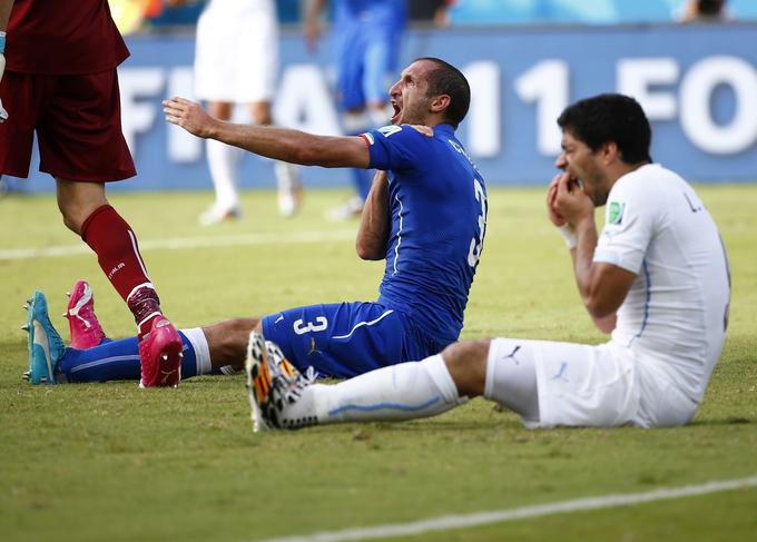 Za enega večjih škandalov je poskrbel Luis Suarez. Zvezdnik Barcelone je na tekmi z Italijo v ramo ugriznil Giorgia Chielllinija. Urugvajskega napadalca, za katerega to ni bil niti približno prvi tovrsten napad, je čakala huda kazen. Končal je tekmovanje. | Foto: Reuters