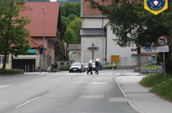 Nesreča: v Škofji Loki trčila kolesar in pešec