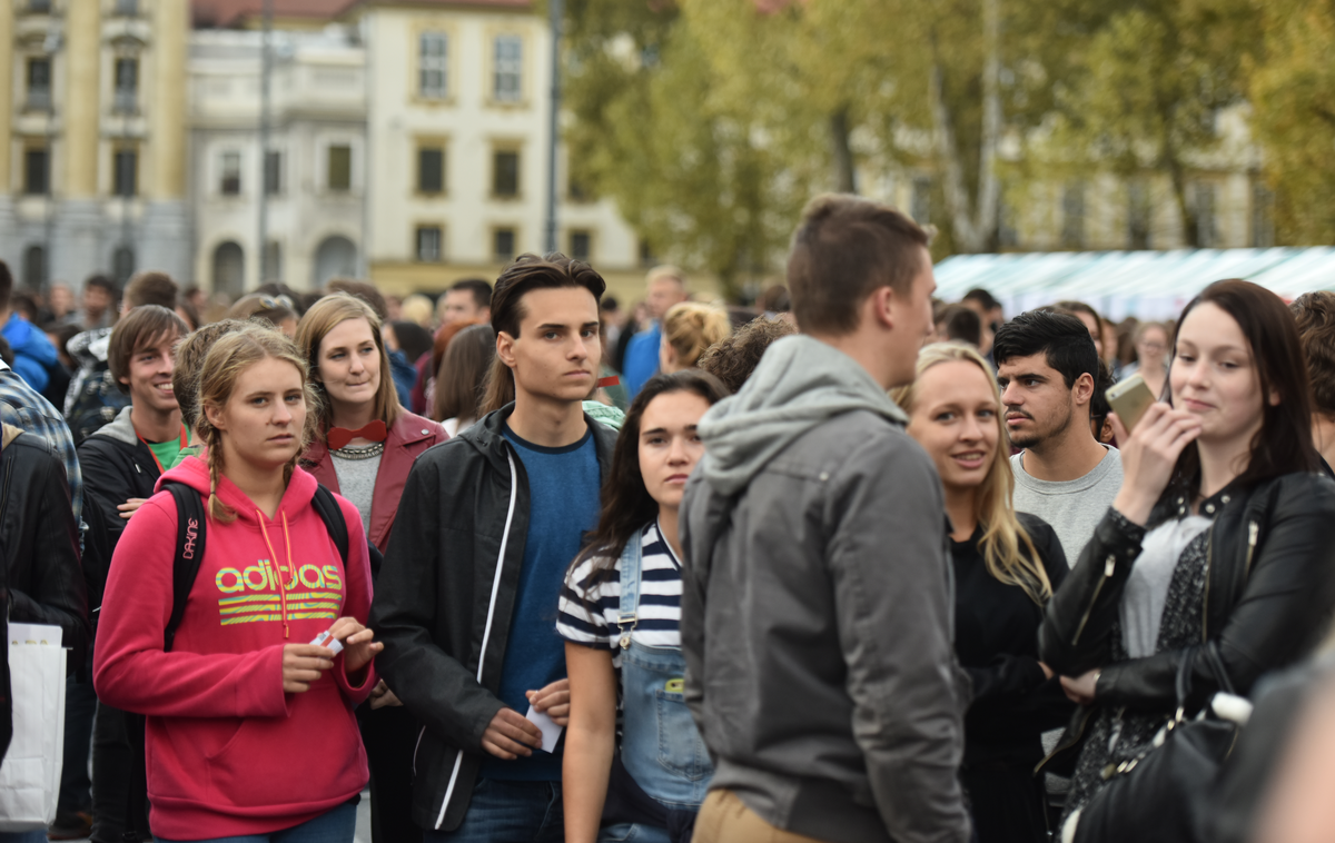 Študenti | Na dodiplomski in enoviti magistrski študij je na univerzah na voljo 19.792 vpisnih mest, na katerih se je v prvem prijavnem roku prijavilo 14.524 kandidatov, medtem ko je skupaj letos razpisanih 11.951 mest za subvencionirano bivanje, in sicer za sprejem 4.620 in 7.331 za podaljšanje bivanja. | Foto STA