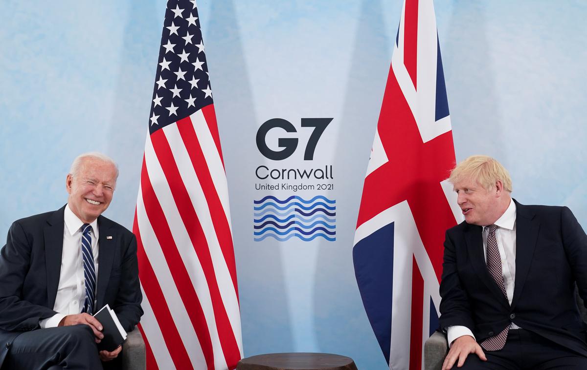 Joe Biden Boris Johnson G7 | Ameriški predsednik Joe Biden in britanski premier Boris Johnson. Letošnji vrh bo prvi vrh voditeljev G7 v živo, odkar je lani izbruhnila pandemija covid-19. Lani je bil vrh, ki bi moral biti v Združenih državah Amerike, odpovedan. | Foto Reuters