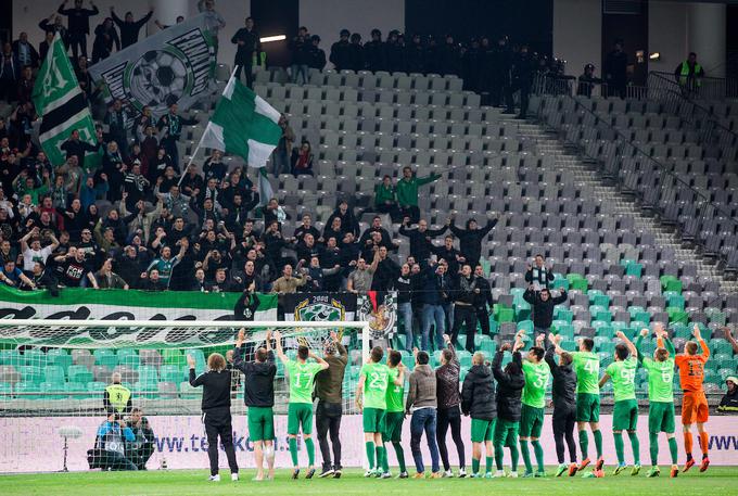 Safet Hadžić se je po zmagi proti Mariboru veselil skupaj z nogometaši pred severno tribuno. | Foto: Vid Ponikvar