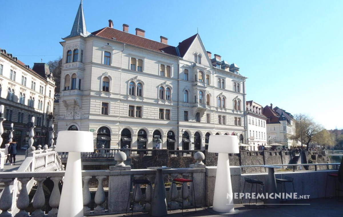 Filipov dvorec | Stanovanje ima pogled na Prešernov trg in Tromostovje ter reko Ljubljanico. | Foto Nepremicnine.net