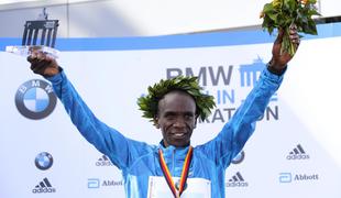 Kipchoge kljub težavami s copati z odličnim časom zmagal v Berlinu