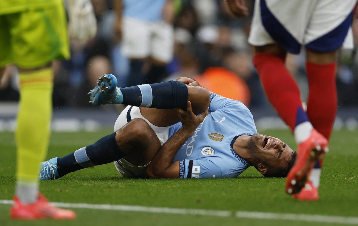 Rodri Manchester City | Rodri se je na nedeljskem derbiju kroga težje poškodoval in mora na operativni poseg. Lahko se zgodi, da je sezona zanj že končana. | Foto Reuters