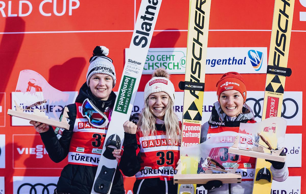 Klingenthal Ema Klinec stopničke | Ema Klinec je v Klingenthalu zaostala le za zmagovito Avstrijko Chiaro Hölzl. | Foto Sportida