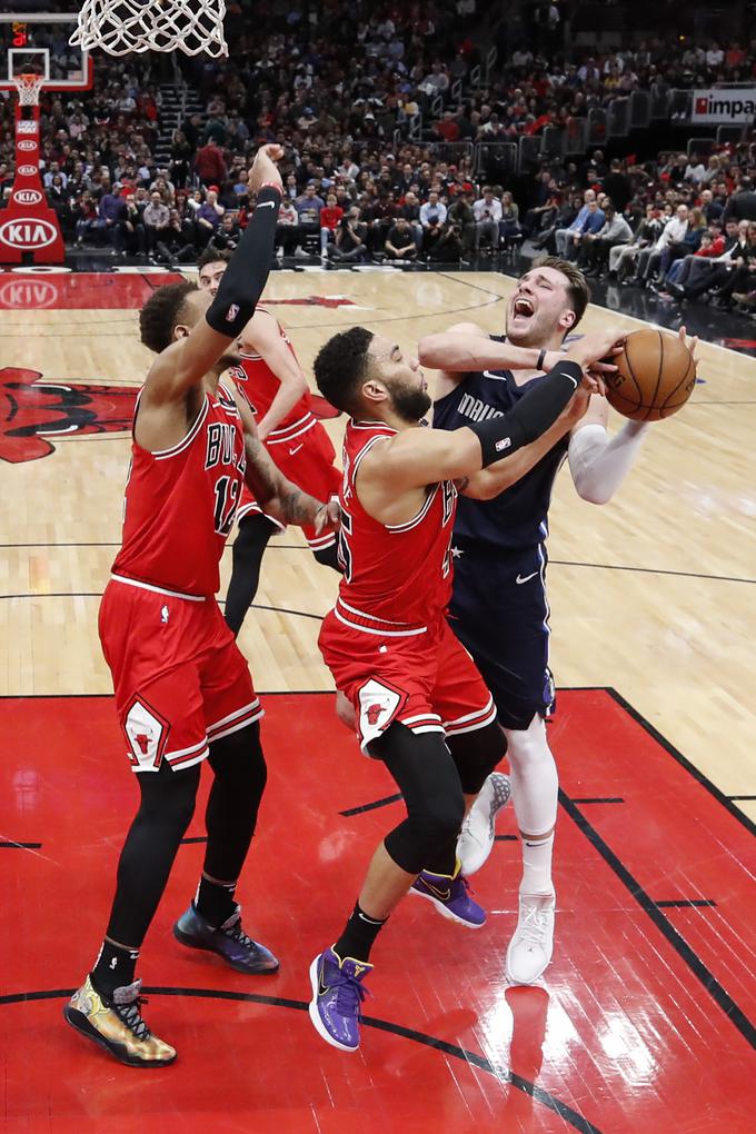 Luka Dončić je imel opravka z borbenimi gostitelji, ki mu niso puščali veliko prostora. Tudi Chicago ni zaigral z najmočnejšo postavo. Manjkali so Zach LaVine (poškodba mišice), Kris Dunn (poškodba kolena), Lauri Markkanen (gleženj), Luke Kornet (gleženj) in Chandler Hutchinson (rama). | Foto: Reuters