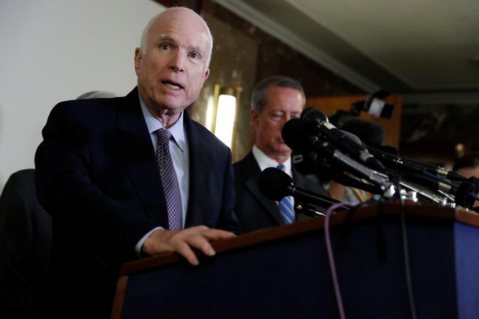 Republikanski senator in nekdanji kandidat za predsednika ZDA John MCCain v zadnjih dneh ne skopari s kritikami na račun zunanje politike ameriškega predsednika Donalda Trumpa. | Foto: Reuters