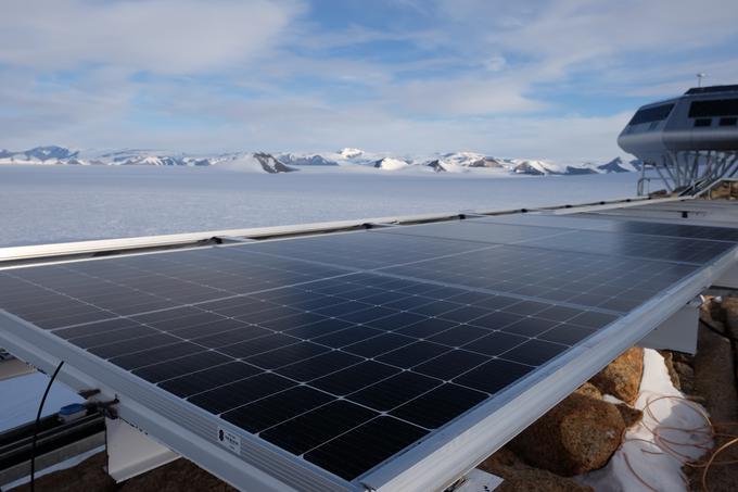 Slovenski solarni moduli BISOL skrbijo za napajanje prve brezogljične polarne raziskovalne postaje Princess Elisabeth Antarctica. Zaradi svoje izjemne trpežnosti zanesljivo delujejo tudi v ekstremnih vremenskih razmerah na Antarktiki. | Foto: BISOL Group