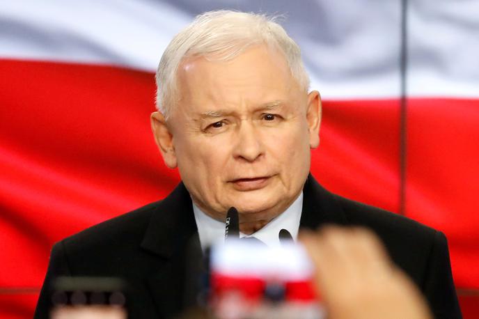 Jaroslaw Kaczynski | "Ohraniti moramo svojo verodostojnost in zagotoviti, da nihče na Poljskem ne dvomi, da je to, kar počnemo, dobro, resnično in odgovorno. Nadzorujemo javne finance, radikalno smo izboljšali njihovo stanje in to se bo nadaljevalo, če bomo vladali", je po zmagi dejal predsednik stranke Pravičnost in mir Jaroslaw Kaczynski. | Foto Reuters