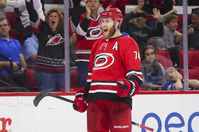 Jaccob Slavin | Jaccob Slavin je z zadetkom v podaljšku postavil piko na i zmagi Caroline Huricanes. To je že njihova tretja zaporedna zmaga v tej sezoni. | Foto Reuters