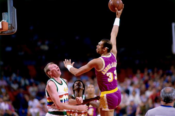 Kareem Abdul-Jabbar je svoj najbolj prepoznavni met Skyhook (horog) tako izpopolnil, da ga je bilo skoraj nemogoče blokirati. | Foto: Getty Images