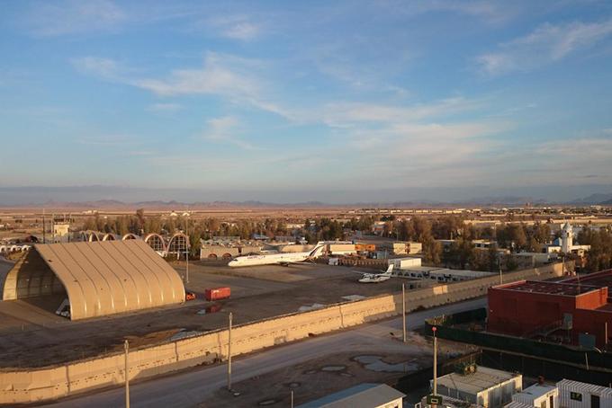 Pogled na civilno stran letališča Kandahar, ki ga od vojaškega dela loči le betonska stena. V ozadju pakistanske gore. | Foto: Osebni arhiv Melite Podhovnik