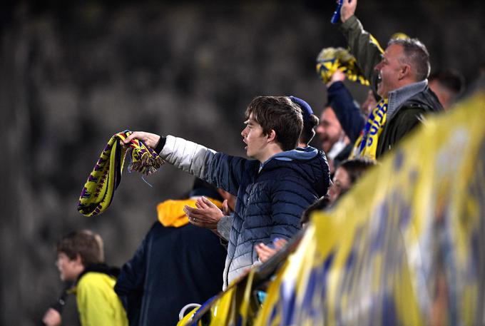 Stadion je bil poln do zadnjega kotička. | Foto: Reuters