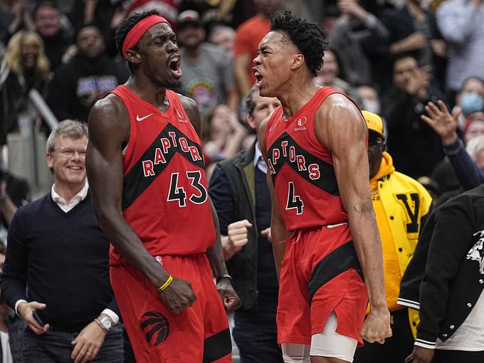 Pascal Siakam (levo) je s trojnim dvojčkom - 37 točk, 11 skokov, 12 podaj - popeljal Raptorje do zmage nad Sixers z rezultatom 119:114.  | Foto: Guliverimage/Vladimir Fedorenko