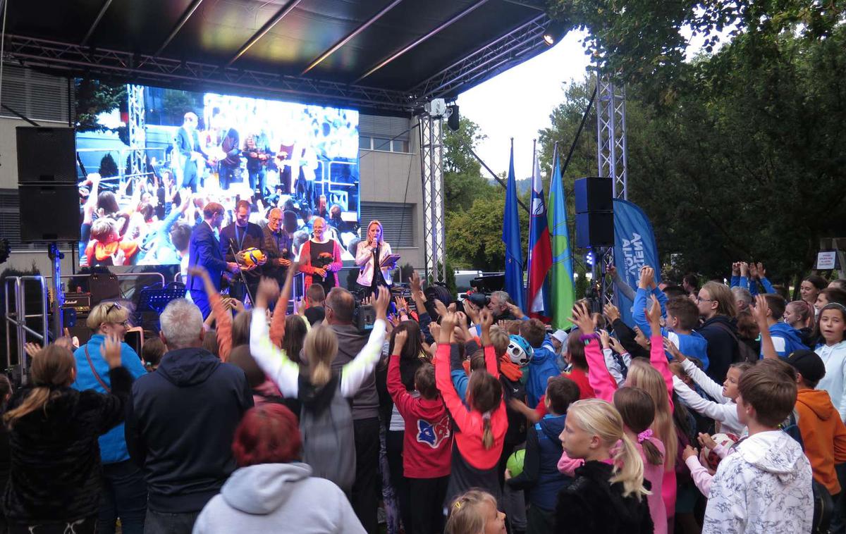 sprejem Tine Urnaut Klemen Čebulj | Tinetu Urnautu in Klemnu Čebulju, članoma odbojkarske reprezentance, ki je na nedavnem evropskem prvenstvu osvojila srebrno medaljo, so danes na Ravnah na Koroškem. | Foto Vesna Pušnik Brezovnik/STA