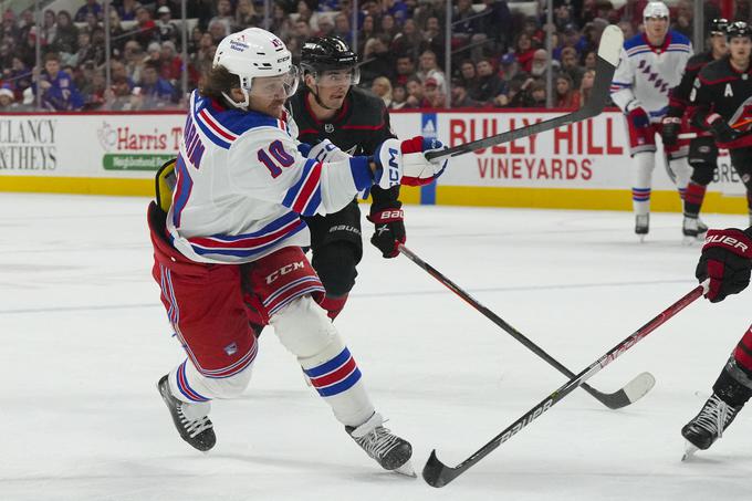 Artemi Panarin (števillka 10) je k zmagi New York Rangers prispeval kar štiri zadetke in podajo. | Foto: Guliverimage/Vladimir Fedorenko