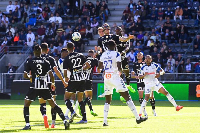 Miha Blažič (z masko) je zabil dva gola, a enega v svojo mrežo. | Foto: AP / Guliverimage