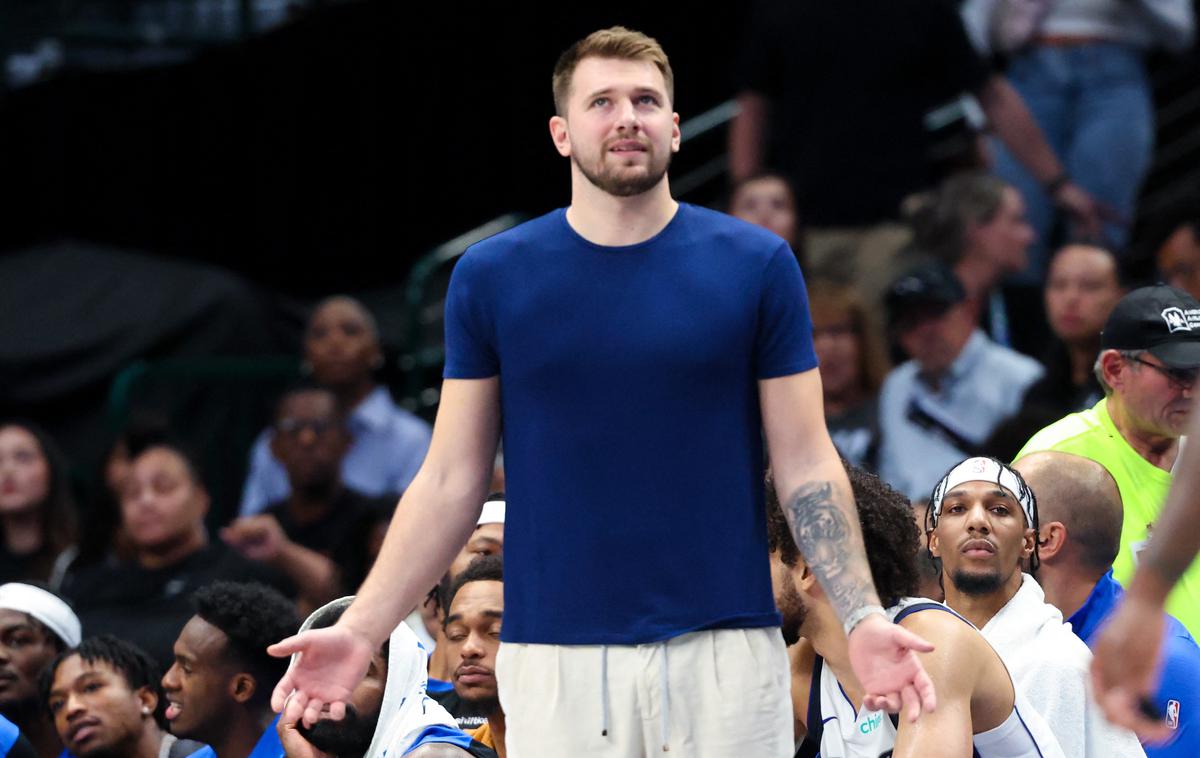 Luka Dončić | Luka Dončić še tretjič zapored v pripravljalnem obdobju ni zaigral, ampak spremljal soigralce s klopi. | Foto Reuters