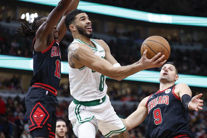 Upanje na nadaljnje igranje v pokalu so z zmago v pretekli noči ohranili tudi prvaki Boston Celtics, pri katerem je voz vlekel Jayson Tatum. | Foto: Reuters