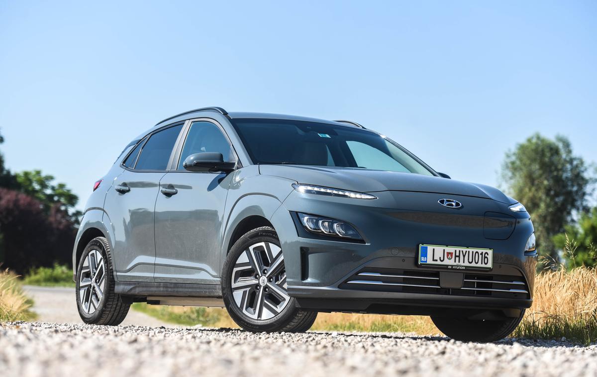 Hyundai kona electric | Črne obrobe blatnikov so se umaknile z električne kone, črnina pa se je bolj prefinjeno porazdelila na vstopno mrežo, pragova, ogledali, prtljažni letvi in svetlobne enote. | Foto Gašper Pirman