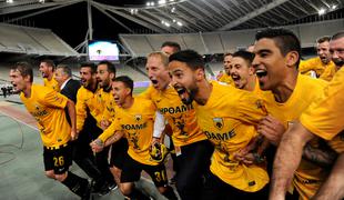 AEK dobil grški pokal pred praznimi tribunami