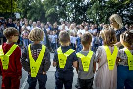 Prvi šolski dan. šola otroci prvošolčki prvošolci prvošolec razred