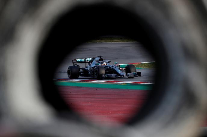 Lewis Hamilton | Petkratni svetovni prvak Lewis Hamilton bo moral paziti predvsem na Sebastiana Vettla, ki želi Angleža ujeti na večni lestvici. | Foto Reuters