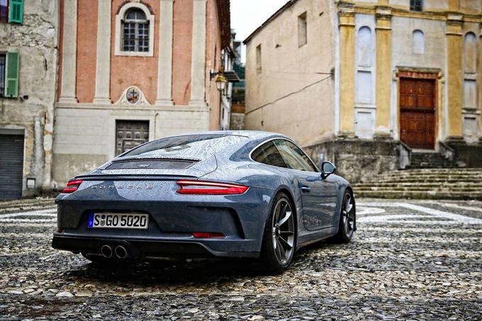 Pridobiva kultni status legende - porsche GT3 touring nima velikega zadnjega spojlerja, dobiti pa ga je mogoče le z ročnim menjalnikom. | Foto: 