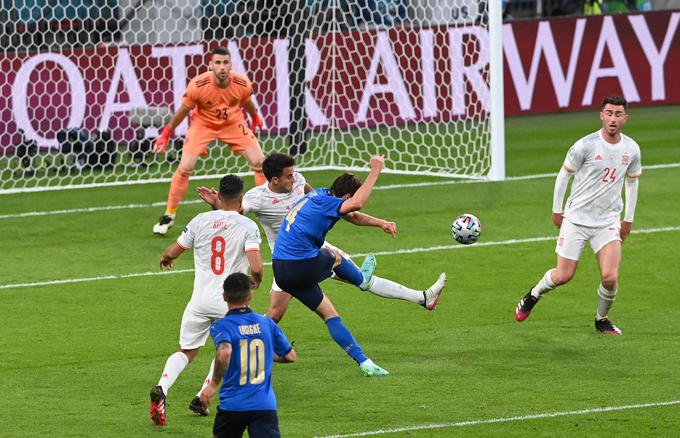 Federico Chiesa je Italijo popeljal v vodstvo. | Foto: Reuters