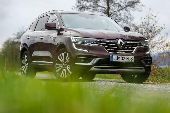 Renault koleos | Koleos je s prenovo dobil novo barvo, nekaj več kroma in drugačna platišča. Novi so še serijski žarometi LED, nekaj varnostnih sistemov in podpora sistemu Apple CarPlay. | Foto Gašper Pirmamn