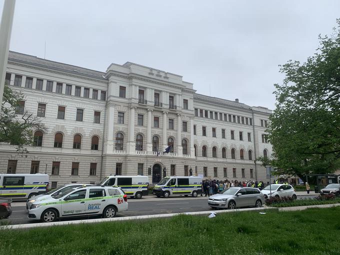 Pred stavbo okrožnega sodišča v Ljubljani so oboroženi policisti.  | Foto: Sa. B.