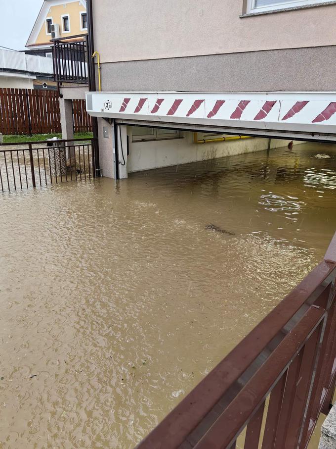 Na Lavrici je voda zalila garažo. | Foto: Bralka