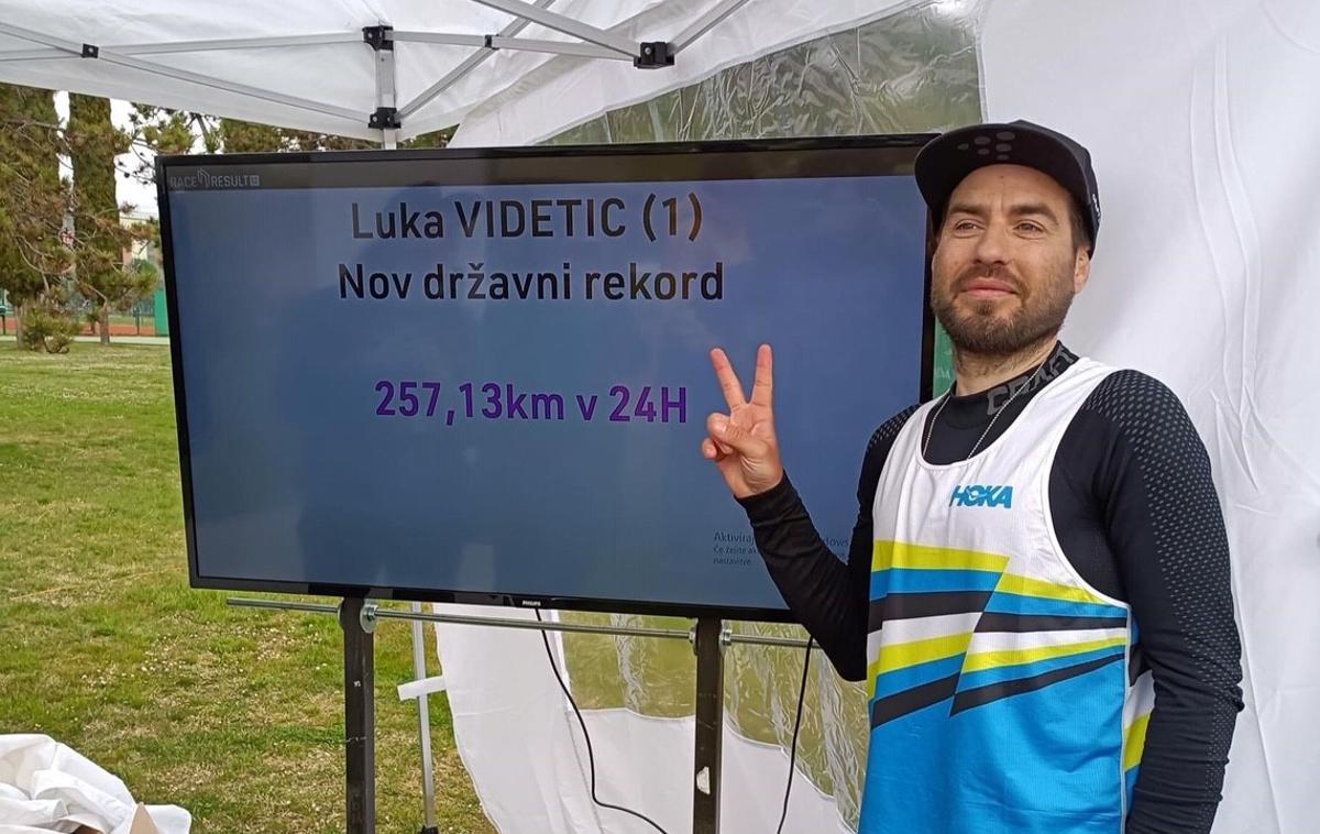 Luka Videtič | Kljub neugodnim vremenskim razmeram ob dežju in vetru je Luki Videtiču uspelo podreti 32 let star državni rekord v teku na 24 ur.. | Foto AKUS